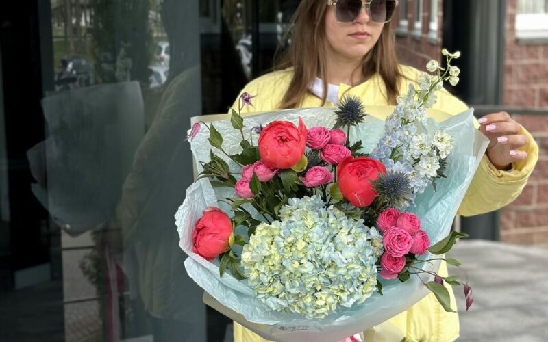 Сборный букет с пионами и гортензией