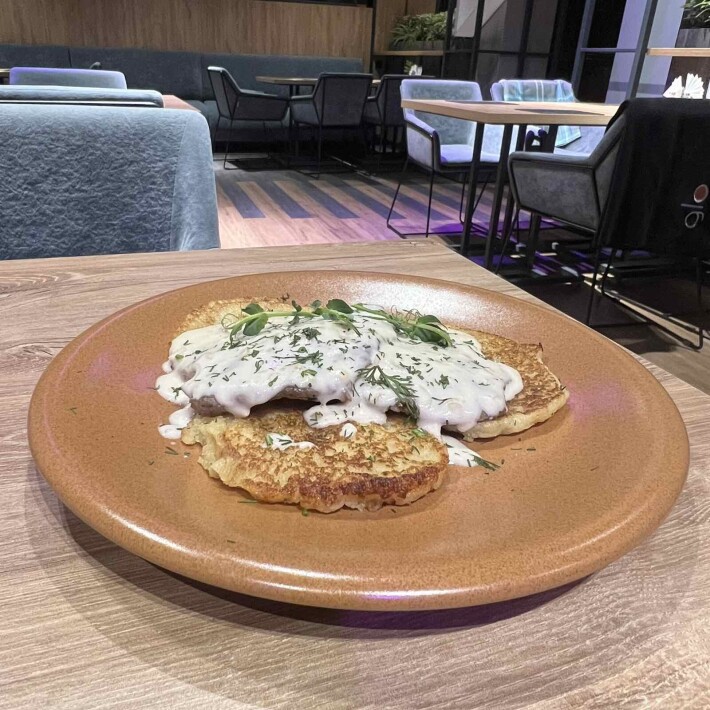 Лангет с луком с картофельными драниками