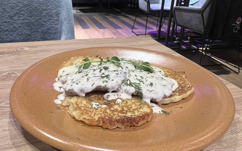 Лангет с луком с картофельными драниками