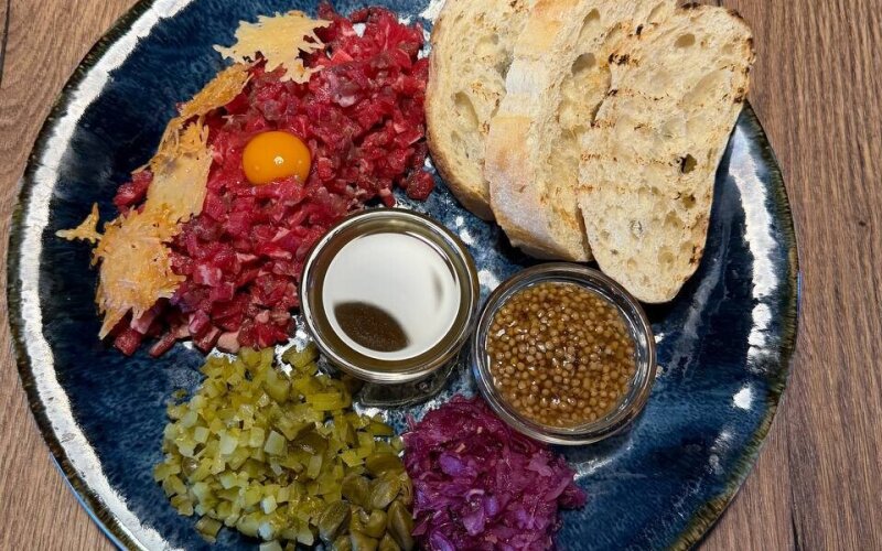 Тартар из говядины с чипсами пармезана