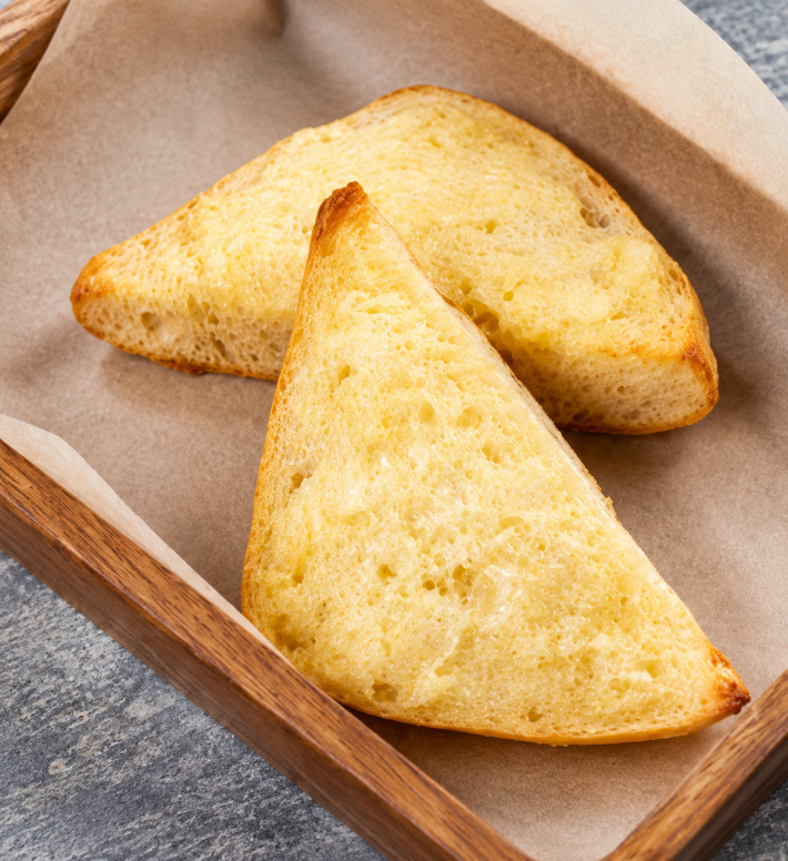 Светлая чиабатта с сырным соусом и чесноком