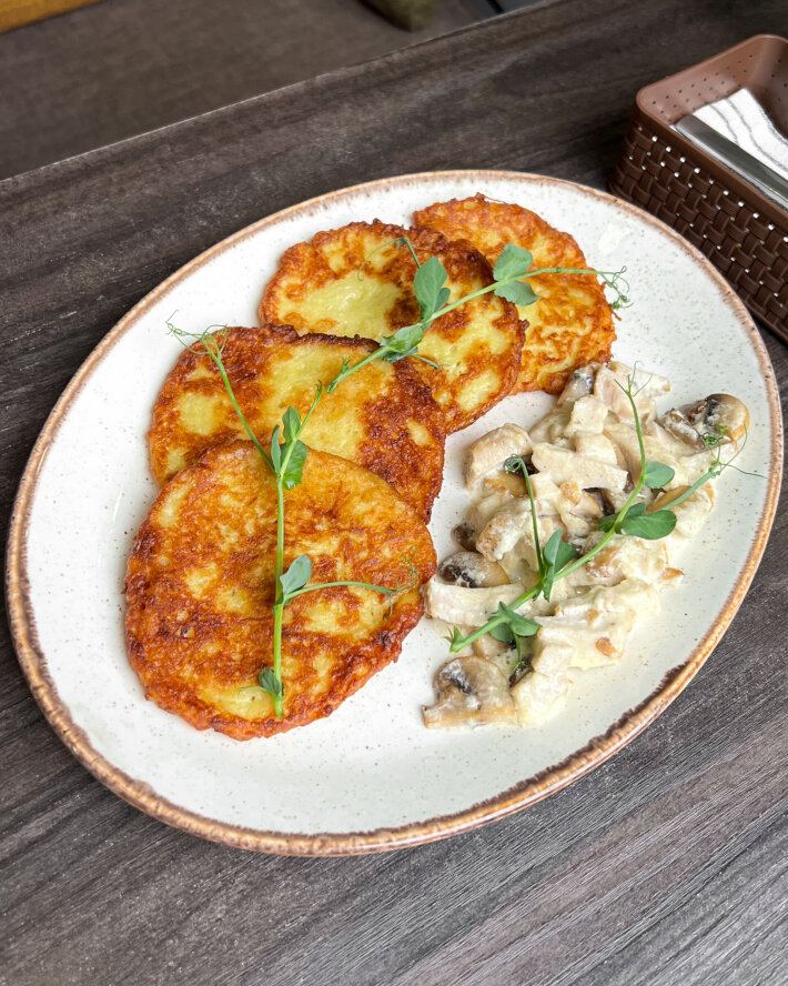Драники с курицей и грибами