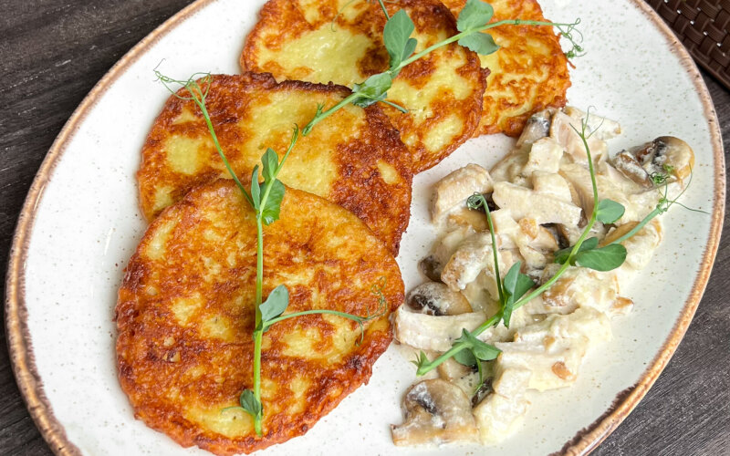 Драники с курицей и грибами