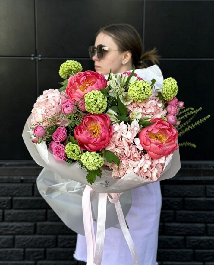 Яркий букет с пионами