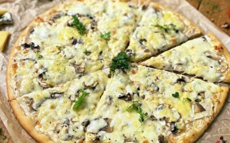 Пицца с курицей и грибами