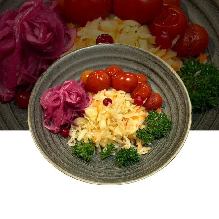 Капуста квашеная с помидорами и луком