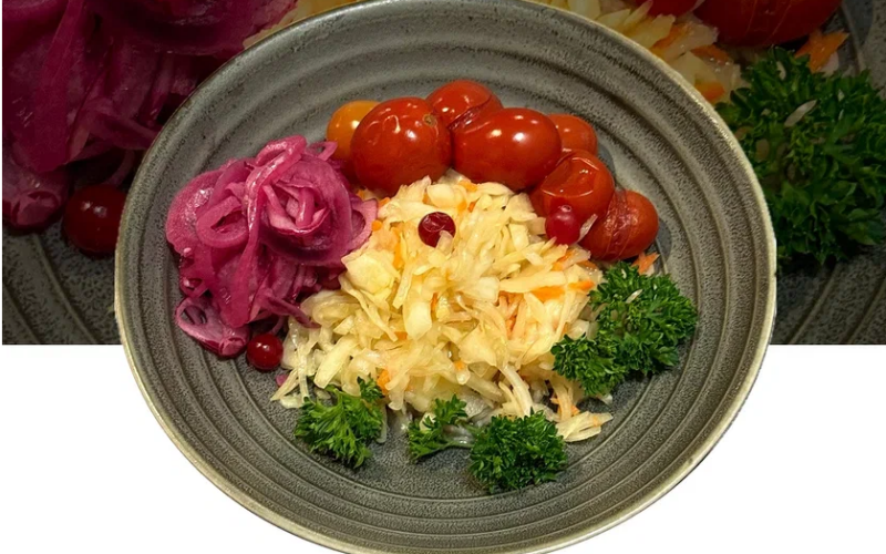 Капуста квашеная с помидорами и луком