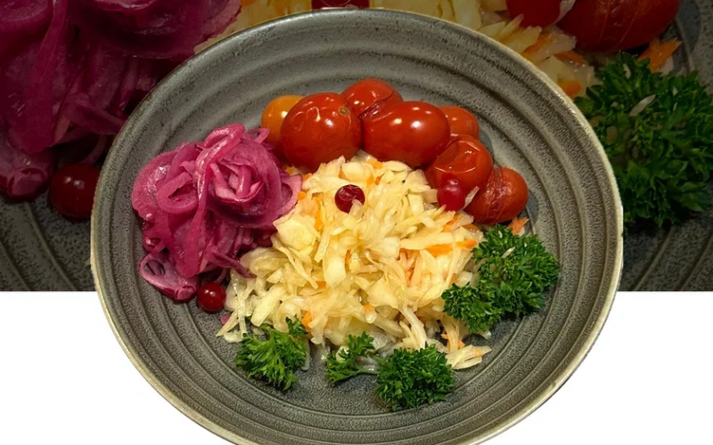 Капуста квашеная с помидорами и луком