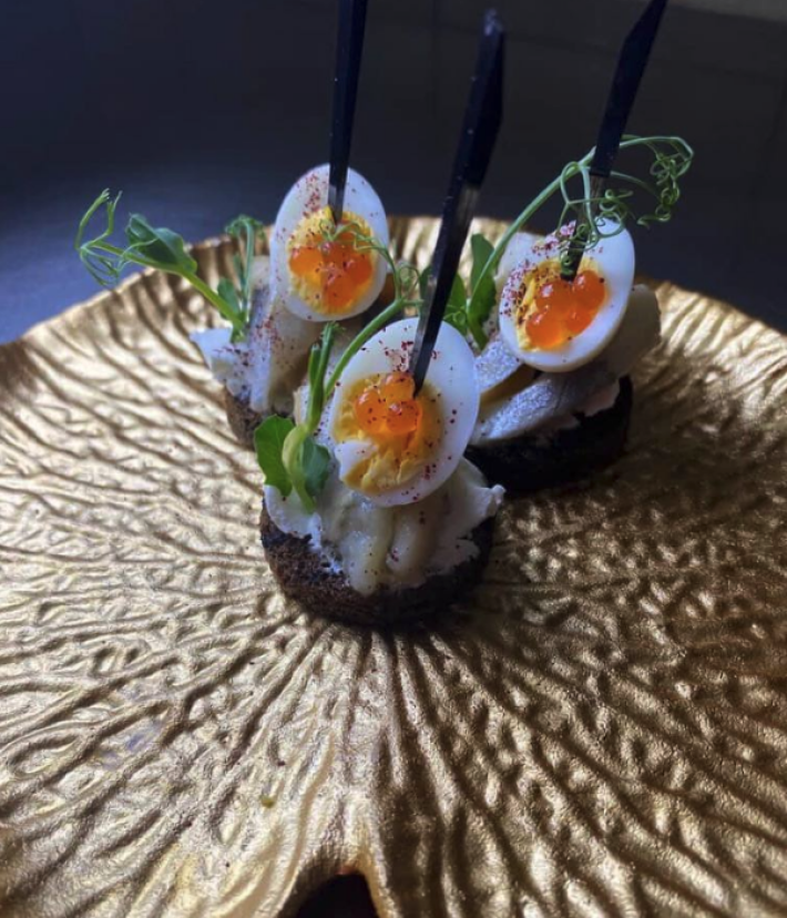 Канапе с сельдью, яйцом