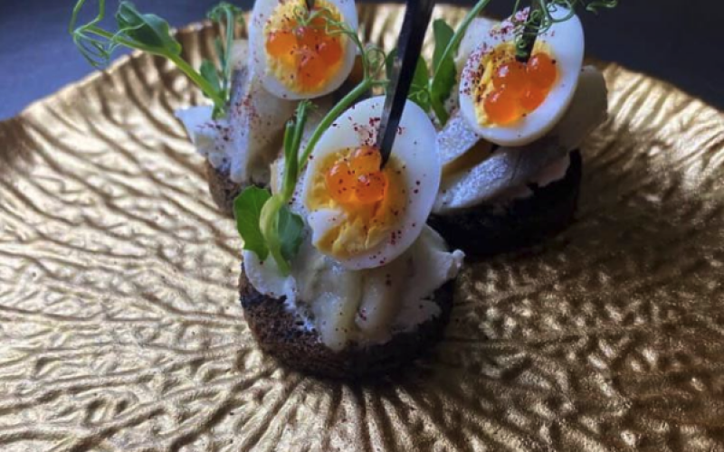 Канапе с сельдью, яйцом