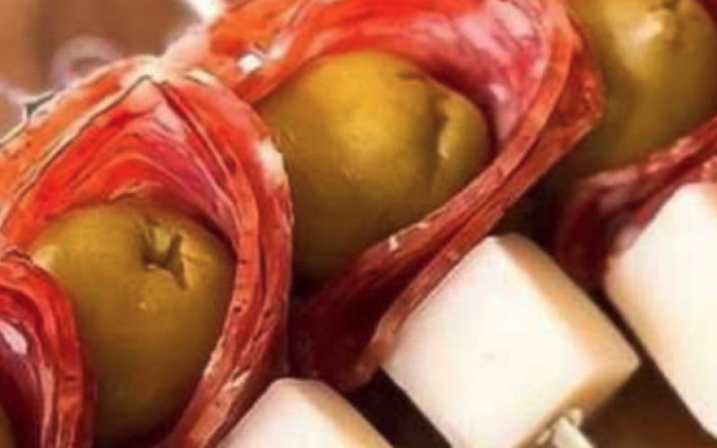 Канапе «Сырное» с колбаской и оливками