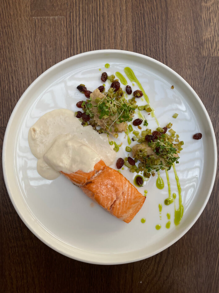 Форель с пюре из сельдерея и изюмом