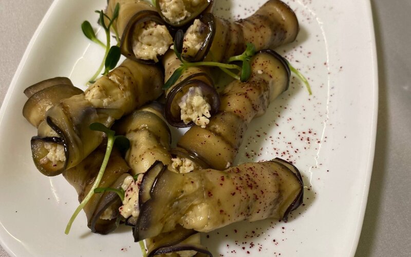 Рулетики из баклажана с сырным салатом и грецким орехом