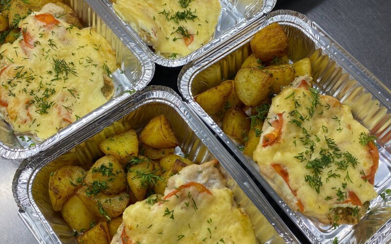 Куриное филе, запеченное с помидором и сыром