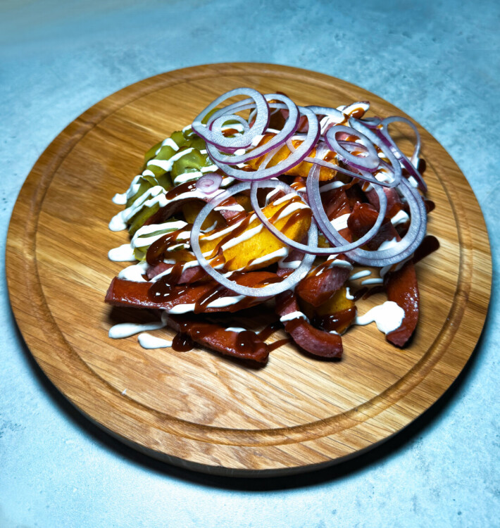 Колбаски с картофельными дольками