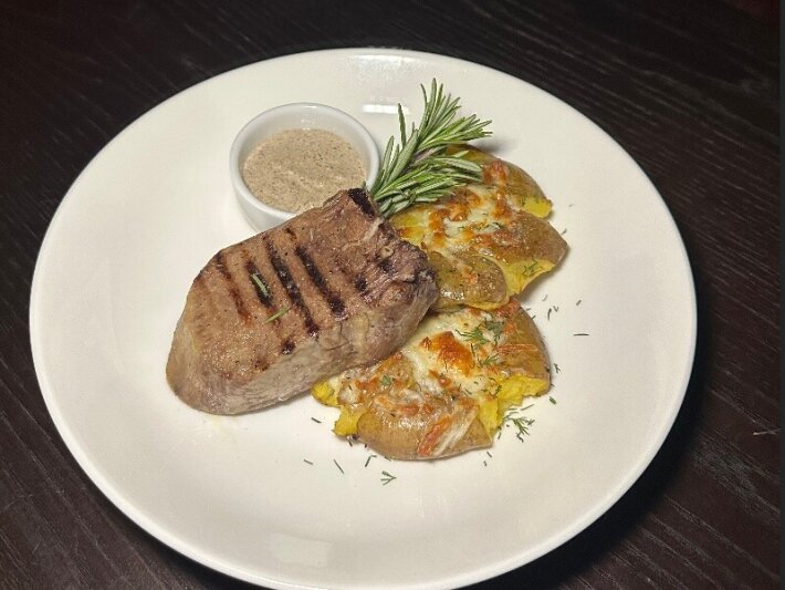 Говяжий язык-гриль с запеченным картофелем с сыром