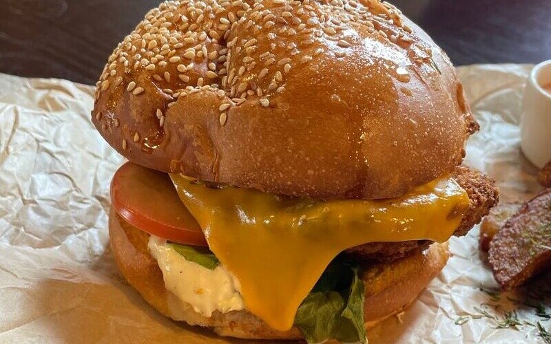 Бургер с хрустящим куриным бедром