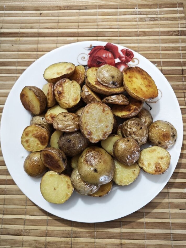 Картофель по деревенски с соусом