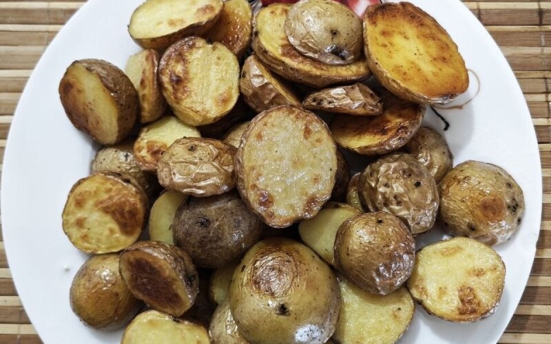 Картофель по деревенски с соусом