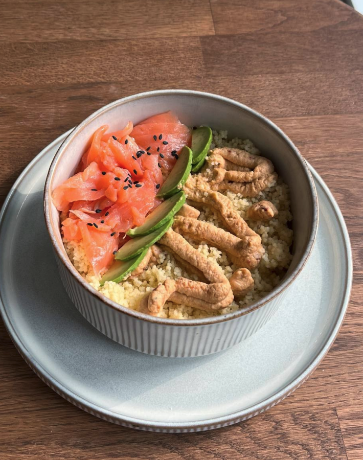 Кускус с форелью и хумусом