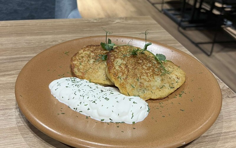 Оладьи картофельные, фаршированные мясом со сметаной