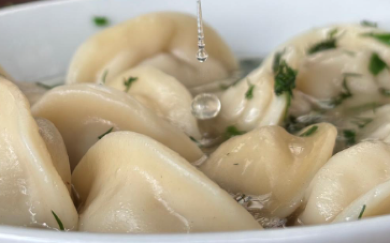 Пельмени, вареные с куриным бульоном