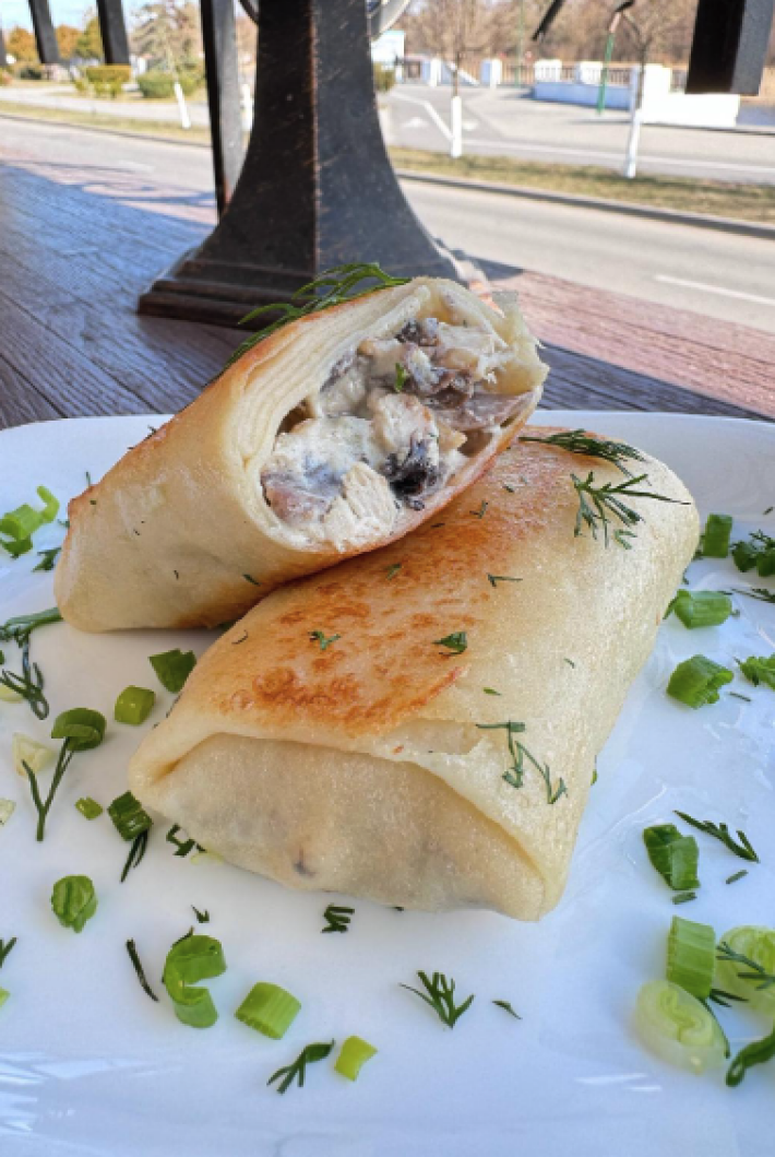 Блины с курицей, грибами и сливками