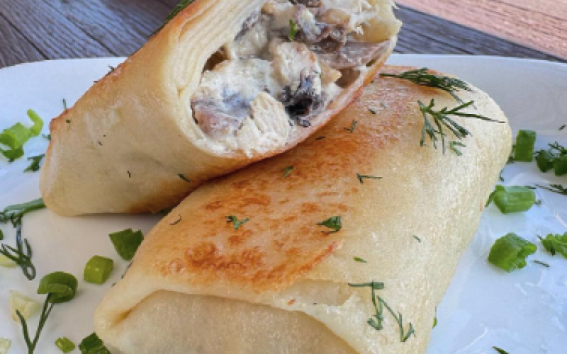 Блины с курицей, грибами и сливками