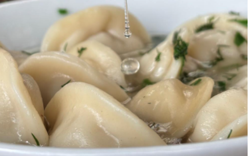 Пельмени, вареные с говядиной бульоном