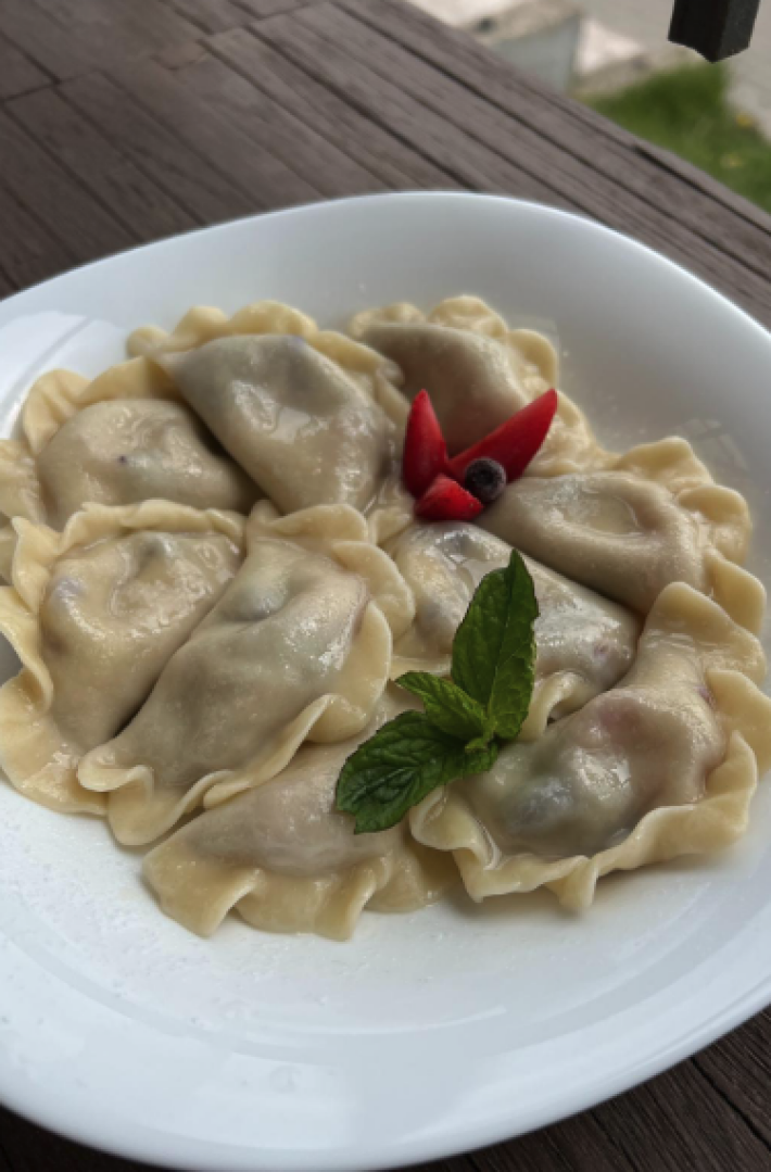 Вареники с клубникой и черникой