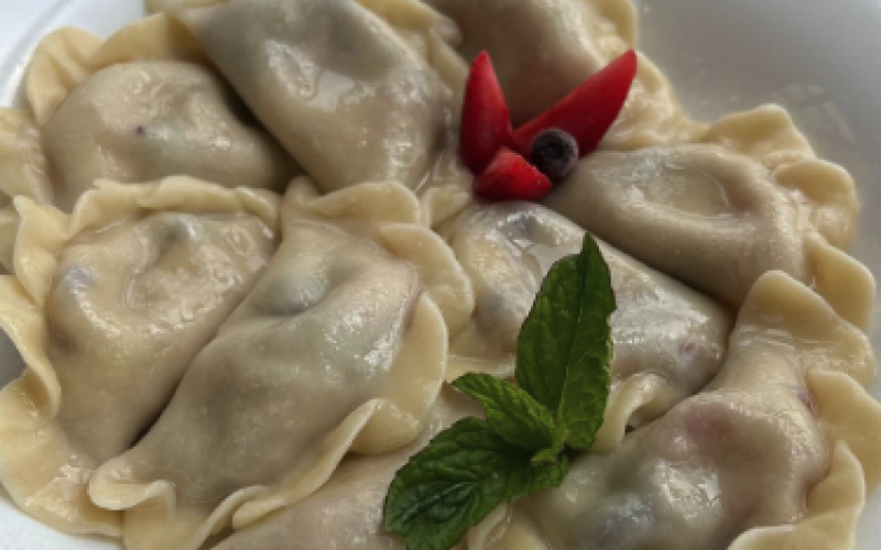Вареники с клубникой и черникой