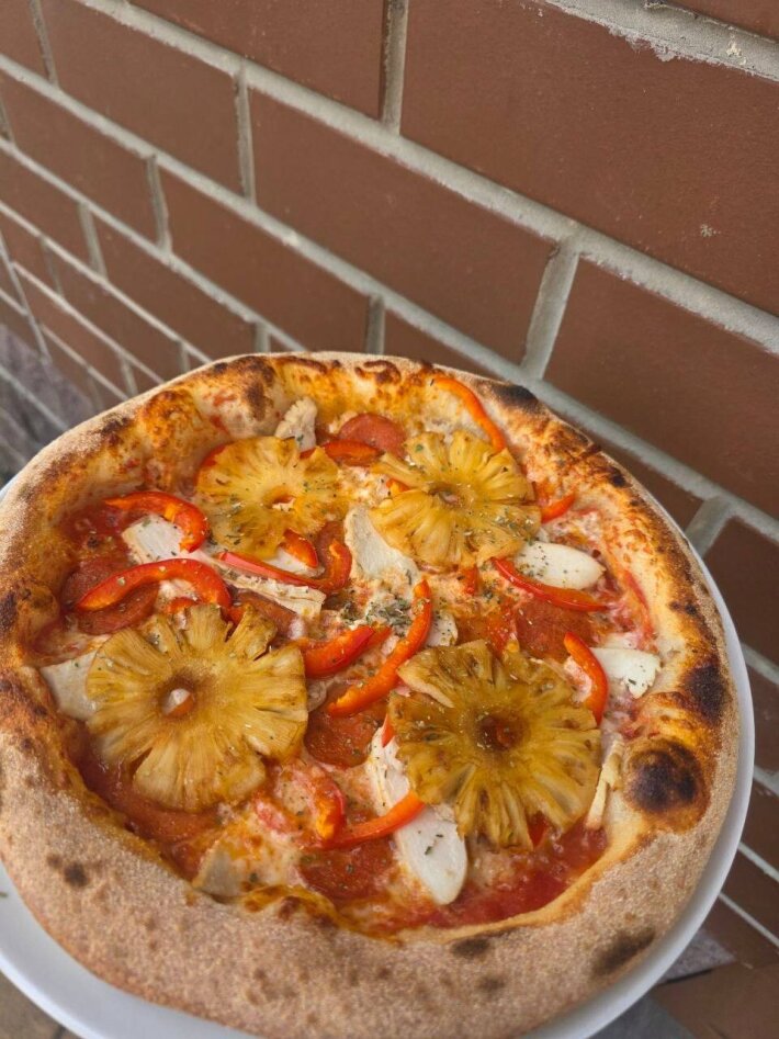 Пицца с цыпленком и ананасом