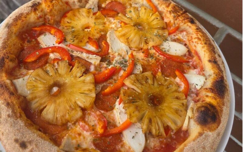 Пицца с цыпленком и ананасом