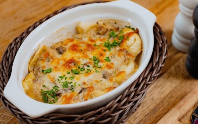 Пельмени с фаршем из свинины и говядины под грибным соусом