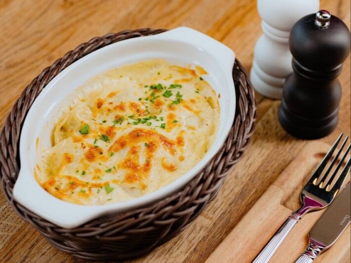 Пельмени с фаршем из свинины и говядины под соусом «Бешамель»