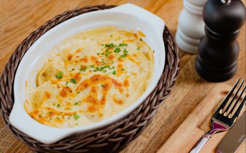 Пельмени с фаршем из свинины и говядины под соусом «Бешамель»