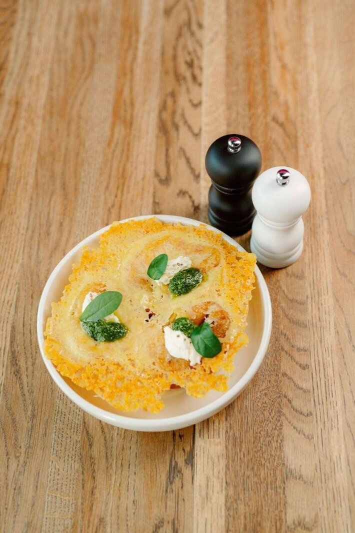 Мясные запеченные, блины-улитка в соусе «Бешамель» под сырной корочкой