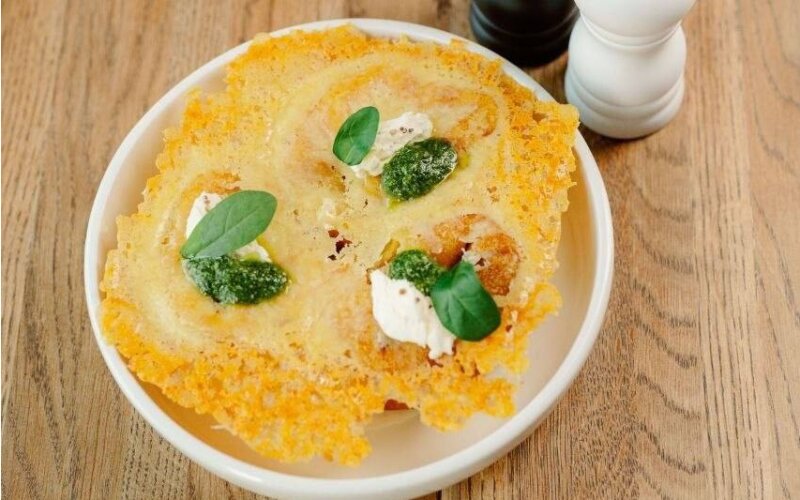 Мясные запеченные, блины-улитка в соусе «Бешамель» под сырной корочкой