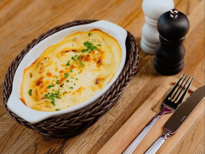 Пельмени с фаршем из свинины и говядины под сырным соусом