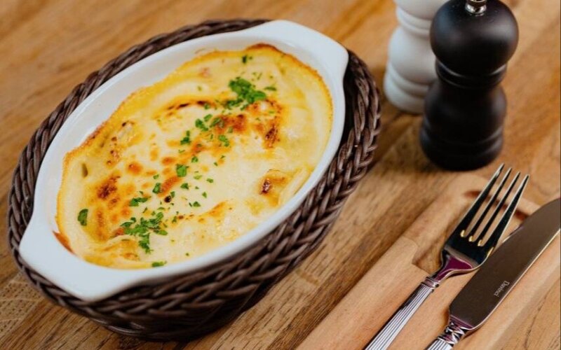 Пельмени с фаршем из свинины и говядины под сырным соусом
