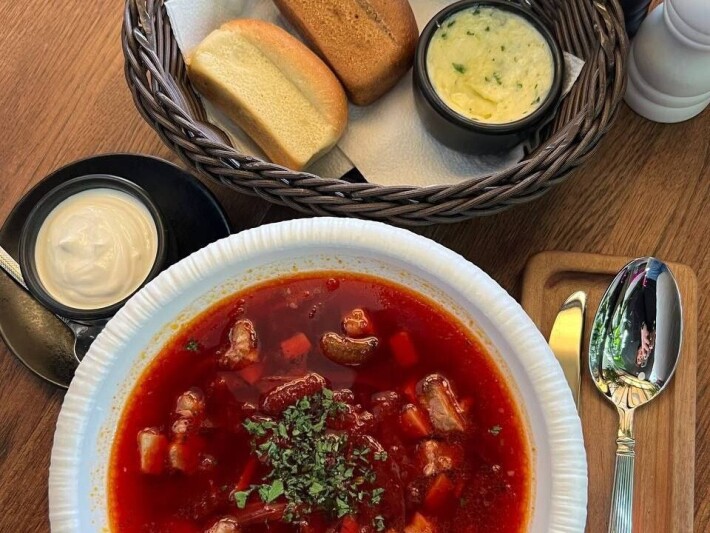 Суп «Борщ» с булочками и пряным маслом