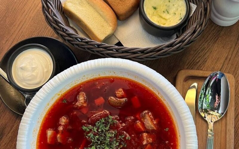 Суп «Борщ» с булочками и пряным маслом