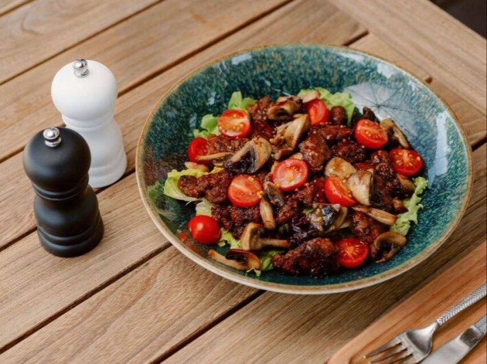 Теплый салат с куриной печенью и грибами