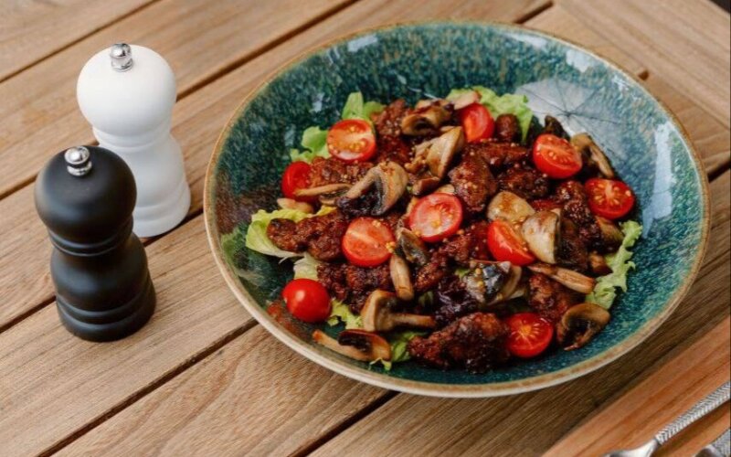 Теплый салат с куриной печенью и грибами