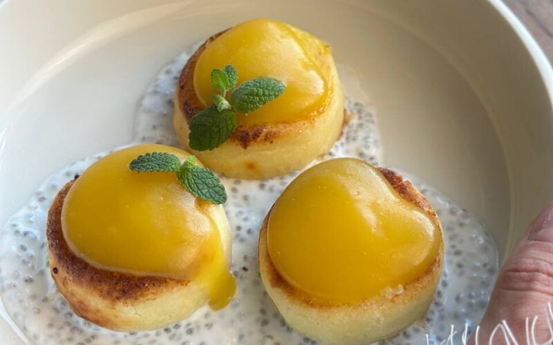 Сырники с пюре из манго и соусом «Чиа»