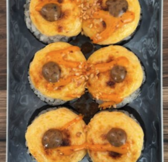 Запеченный ролл с лососем и такуаном