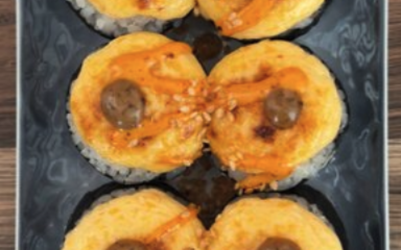 Запеченный ролл с лососем и такуаном