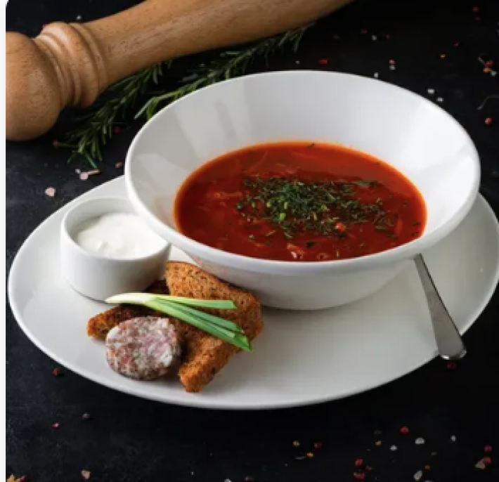 Борщ с говяжьей щекой и домашним хлебом