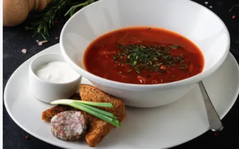Борщ с говяжьей щекой и домашним хлебом