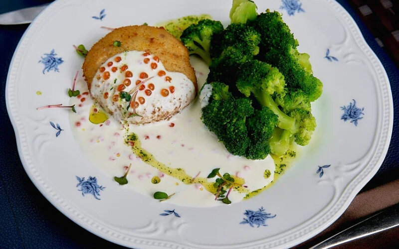 Котлета из щуки с брокколи и соусом с икрой лосося